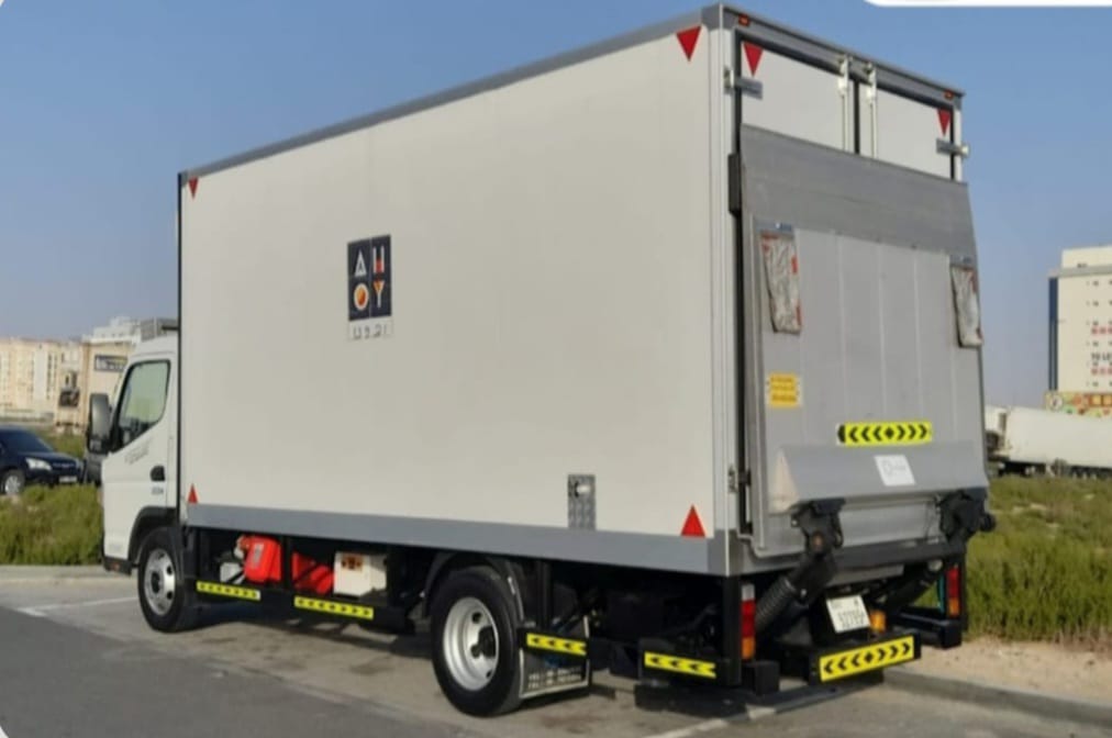 Box truck tail lift for rent in Abu Dhabi